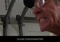 Ein Mann fickt eine verdorbene Nachbarin, probiert verschiedene Posen mit ihr aus und beschließt, auf der free sex german movie Helferposition anzuhalten, während der ein Mitglied die weibliche Höhle vollständig betritt