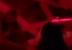 Chick macht sich zu einer echten Prostituierten. Ihr Körper ist zur Hälfte mit Tätowierungen bedeckt. Und kostenlos sex porn als der Hengst auf sie zukam, nahm sie ihre schwarze Brille ab, öffnete den Mund und schluckte den Heizer bis zum Anschlag