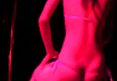 Die junge Stesy zeigt porn tube frei ihre saftigen Brüste