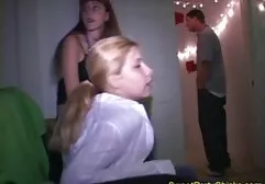 Dude hat Latina auf seinen Schwanz gepflanzt und fickt sie gratis deepthroat von unten