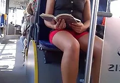 Hübsche, junge blonde Mädchen zogen einen schwarzen Mann aus, xxxfilme kostenlos um zu befriedigen
