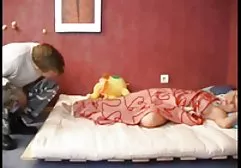 Ein Mann steckt eine Hure mit schmalen Augen kostenlose pornos xxx in Krebs und fickt ihre Lücke hart