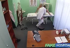 Monica in einer Maske saugt meinen Schwanz gratis orn