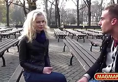 Der Trainer führt ein Yoga-Training xxx kosten durch