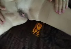 Das geile Baby rief das Männchen an, um das Feuer xxx kostenfrei in ihrer Muschi zu löschen