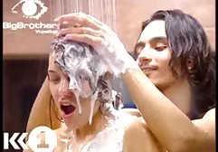 Ein Model mit einem dünnen Arsch wartet auf einen ausgiebigen free filme sex Cumshot auf ihrem Gesicht