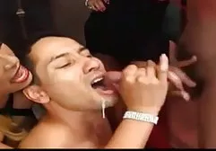 Fuckers reißen Nikkis porn filme free Kückennaht auf