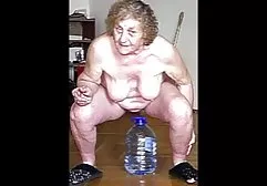 Sie ist froh, wie eine schneidige Reiterin xxxkostenlose auf einem sich aufbäumenden Schwanz zu springen, zu schreien und zu stöhnen