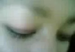 Eine junge sexy Puppe bedient zwei Männer gratis orn gleichzeitig