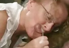 Nachdem er seine Frau beim Masturbieren auf xxx kostenlose videos dem Bett erwischt hatte, fickte ein Mann sie hart beim Analsex