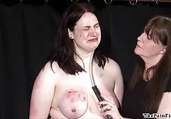 Der free sex filme Typ legt seinem Freund ein Kondom auf den Penis und masturbiert ihn fleißig