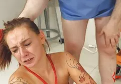 Die Blondine betreibt leidenschaftliche Ausschweifungen mit einem Sportler gratis pono video