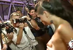 Schlampe mit haariger Muschi entblößt ihren free pirn cam engen Arsch für Sex