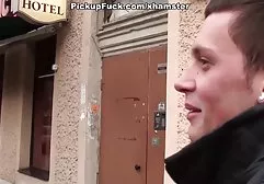 Der Junge beschloss, seinen Schwanz zu masturbieren mollige xxx