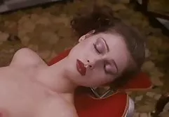 Kräftige Boa, die auf einer schönen, flauschigen Muschi eines free orgasmus movie rothaarigen Mädchens krabbelt. Er reibt sich an ihren Zehen und aufgeregten Papillen und bereitet dem Mädchen große Freude