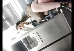 Ein Typ reißt einem aufgeregten Baby ein Handtuch ab und hat einen pinkfarbenen sinnlichen Mund und eine elastische Muschi, die auf sex teen videos free schmutzige Weise um einen Knall betet