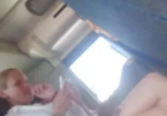 Das charmante Mädchen streichelt den kostenlos xxx video Schwanz mit den Lippen