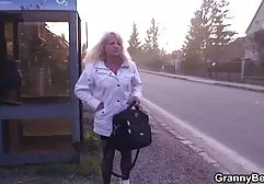 Süße Schlampe lutscht Schwanz xxxn kostenlos wie ein professioneller Blowjob