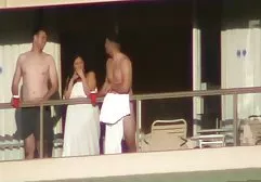 Eine lustvolle Hündin ist sehr daran interessiert, woher free xxx strip ein üppiges Stöhnen und Schreien kommt. Und das ist nur ein Koch, der in einem Computerporno browst