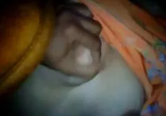 Brünette vor der Kamera fickt ihre Löcher mit zwei Dildos heuteporn o