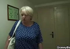 Die junge Alice spielt mit wwwnurxxx einer Flasche