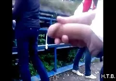 Blondine auf einem Mercedes leckt ein kostenlos sex xxx Mädchen zum Inspektor der Verkehrspolizei
