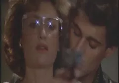 Während der Chef beschäftigt ist, können Sie für einen Moment mit Ihrem Kollegen auf die Toilette gehen, um ihn ein wenig zu xxxfilme gratis lutschen