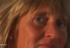Typ in Tätowierungen leckte sexx frei die Muschi der Blondine und zog sie in den Arsch