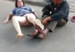 Der Sklave ist auf Befehl seiner luxuriösen Herrin bereit, ihren kostenlos xxx eigenen Arsch zu ersetzen, damit sie das Gesäß peitscht