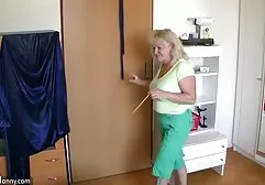 Die Schlampe steigt auf einen xxx kostenlos ansehen fetten Schwanz und reitet wie ein unruhiges Fohlen