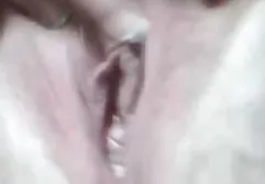 Kleines Küken leckt die Beine gratos porn der großen Hündin