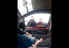 Nachdem der Typ das Mädchen mit einer Tracht Prügel im Schritt geweckt hat, während es an einer gratis xxx chat Stange festgebunden ist, führt er sie ins Haus und zwingt sie, den Mund aufzunehmen