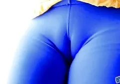 Junges blondes Mädchen streichelt free purno videos ihren Körper unter der Dusche