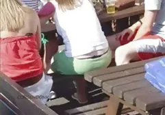 Ein charmantes kleines Mädchen von den Seiten des Playboy zieht unverschämt ihre Seidenunterwäsche aus und zeigt eine wunderschöne kostenlose x videos Figur, die die Schönheit verherrlicht. Sie ist wunderschön und verführerisch.