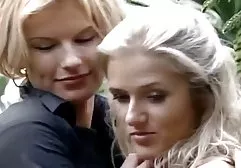 Die Schönheit leckt leidenschaftlich den dicken Schwanz des aufgeblasenen Mannes und legt ihre Muschi frei, so dass er ihre free porn videos handy Zunge kitzelt