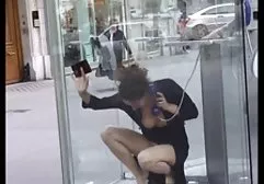 Mama spioniert einen Arbeiter aus free titten tube und träumt davon, Sex mit ihm zu haben.